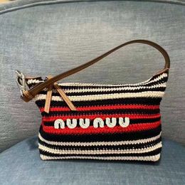 Netizen dezelfde stijl 2024 Nieuwe Stripe veelzijdige handheld tas dames westerse stijl mode één schouder crossbody tas zomer 240511