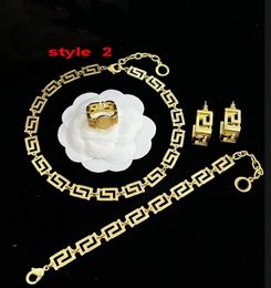 Estilo neutro Collares de latón Pulsera Grecia Patrón de meandro 18K Chapado en oro Hombres Letra Hueco Brazalete Mujer Pendientes Anillos Conjuntos Amantes Diseñador Joyería XMS24 -002