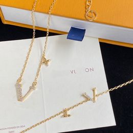 Nunca se desvanecen Pulsera Pendientes Collar Sello Conjuntos de joyas 18K Chapado en oro Pendientes Mujeres Brazalete Amantes de la boda Regalos Joyería Cobre al por mayor