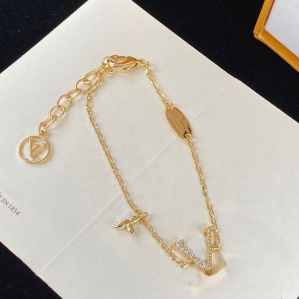 Nunca se desvanecen Pulsera Pendientes Collares Sello Juegos de joyas Pendientes de oro de 18 quilates Mujeres Brazalete Amantes de la boda Regalos Joyería Cobre al por mayor