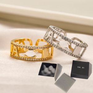 Nooit vervagen merkbrief Gold vergulde roestvrijstalen open bandringen modeontwerper Crystal Rhinestones Ring for Womens Wedding Jewelry Gifts 2Colors