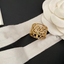 Nooit vervagen merkbrief Ring Goud vergulde koper koper holle open band ringen modeontwerper luxe acryl heldere ring voor dames bruiloft sieraden geschenken maat: s m l