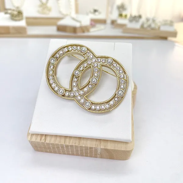 Nunca se desvanecen Canal Broche Diseño famoso Oro C Marca Broche Mujeres Rhinestone Perla Carta Traje Broche Pin Ropa de moda Decoración Accesorios de alta calidad