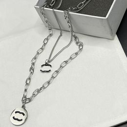 Nunca se desvanece Collar de diseñador para mujer Cadena de doble capa Chapado en plata Logotipo de marca correcto Regalo de moda de acero inoxidable Regalos de calidad de lujo Familia Amigo Pareja