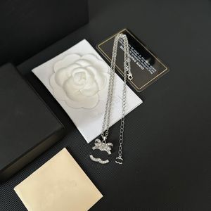 ne se fanent jamais Designer Femmes Choker Pendentif Nnecklace Marque De Luxe Chaîne Courte Conçu pour les Femmes Cou Bijoux Rétro Design Collier Anniversaire Cadeau Bijoux 55 cm