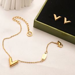 Nunca se desvanecen conjuntos de joyas Pendientes de marca Pulsera Brazalete Cadena Diseñadores Letra Ear Stud Acero inoxidable chapado en oro de 18 quilates Geométrico para mujeres Regalos de amor Accesorios