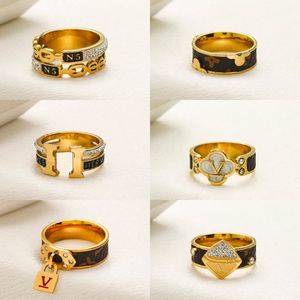 Nooit vervagen luxe designer ring Dames gouden ringen Mode roestvrij staal gegraveerd letterpatroon 18K verguld maat 6-8 groothandel