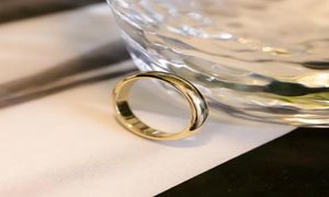 Nooit vervagen originele solide roestvrijstalen ringen 18k gouden glansringen voor vrouwen en mannen eenvoudig paar ringen kr0509410659