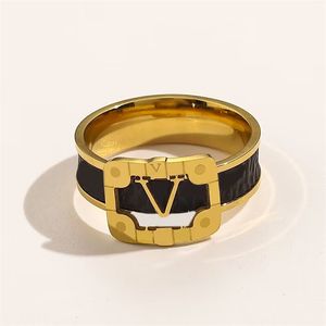 Nooit vervagen trouwring dames vergulde gouden ring mode gegraveerd letterpatroon bague gepersonaliseerde liefhebbers sieraden brede designer ringen voor vrouw man zb092