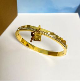 Bracelets clés en or jamais décolorés18k bracener de créateurs de luxe plaqué or Bracelets en acier inoxydable pour femmes bijoux bijoux