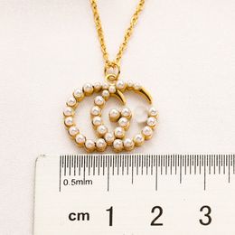 Nunca se desvanece 14K chapado en oro Diseñador de la marca de lujo Colgantes Collares de acero inoxidable Doble letra Gargantilla Collar colgante Cadena Accesorios de joyería Regalos M1822