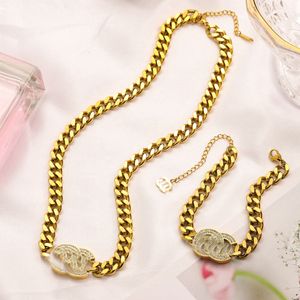 Nunca se desvanece 14K chapado en oro Diseñador de la marca de lujo Colgantes Collares Pulsera de acero inoxidable Carta Gargantilla Collar colgante Cadena Accesorios de joyería Regalos