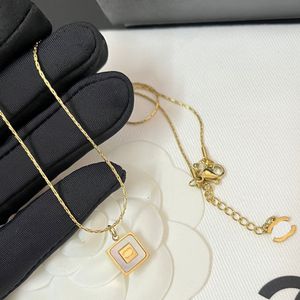 Ne jamais faire tomber 18 carats de luxe en or de concepteur de luxe de luxe Pendants carrés Colliers en acier inoxydable Pendre Collier Link Link Chain de bijoux pour femmes accessoires