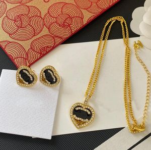 Nooit vervagen 18K Gold vergulde luxe merk Letter Designer Hangers kettingen ingelegde Crystal Rhinestone Heart Choker ketting Link Keten Sieraden Accessoires Geschenk