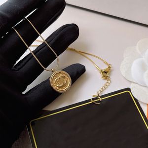 Never FaDing Brand Designer Pendants Colliers Simple Gold plaqués en acier inoxydable rond Double lettre Choker Pendant Collier Chaîne de bijoux ACCESSOIRES