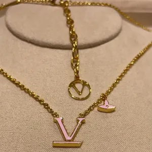 Nooit vervagen van gouden vergulde luxe merkontwerper Hangers kettingen roestvrijstalen brief choker hanglagige ketting ketting voor mannen dames sieraden geschenken met fluweelzak