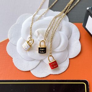 Ne se décolore jamais Or Argent Plaqué Marque De Luxe Designer Serrure Pendentifs Colliers En Acier Inoxydable Lettre Ras Du Cou Pendentif Collier Chaîne Bijoux Accessoires Cadeaux