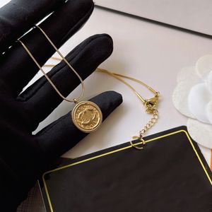 Nunca se desvanece marca de lujo diseñador colgantes collares simple chapado en oro acero inoxidable redondo doble letra gargantilla colgante collar cadena accesorios de joyería