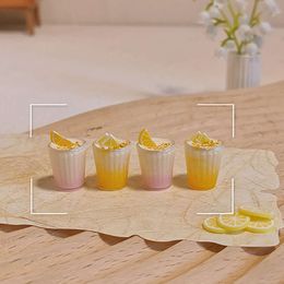 Nouveau 1/12 Miniature Dollhouse Mini Beverage Cupter Fruit Tea Drinks Modèles Toys pour OB11 Doll Accessoires