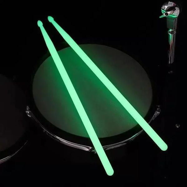 Nouvelle paire 1 paire 5A Bulleurs de tambour lumineux Nylon Fluorescents Fluorescets brillent dans les instruments de musique de lumière brillante foncée Cymbals pour la tambour