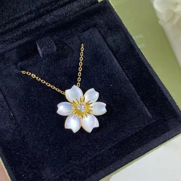 NUEVOS collares de la colección 100% Silver Rose de Noel que simbolizan la belleza y el romance Flor clásica Collares de trébol Colgantes para mujeres Ladiesgirls regalos de San Valentín