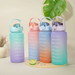 Nuova bottiglia d'acqua da 2 litri con sfumatura di cannuccia con accessori colorati manuali che segnano il tempo Grandi bicchieri di plastica