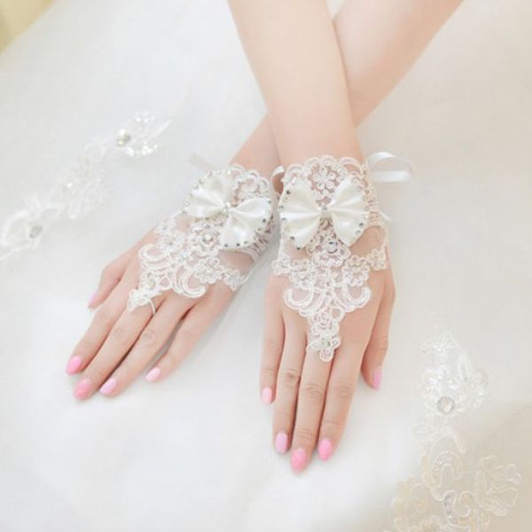 Nouveau 2018 Pas Cher Longs Gants De Mariée Dentelle Appliques Perles Longueur De Poignet Sans Doigts Avec Arc Gants De Mariée Accessoires De Mariage