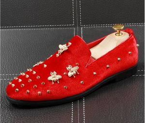 Herenmode fluwelen borduurwerk loafers puntschoen slip op platte casual schoenen rijden fluwelen schoenen rode zwarte mocassins 38-44