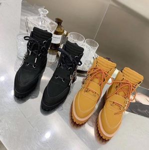 Nouveau 2019 Boots de cheville de qualité supérieure Femmes Men Men Dernières bottes de designer Golden Chain Reaction Sneakers Decoration Taille 3545 Pour les amoureux M2856228