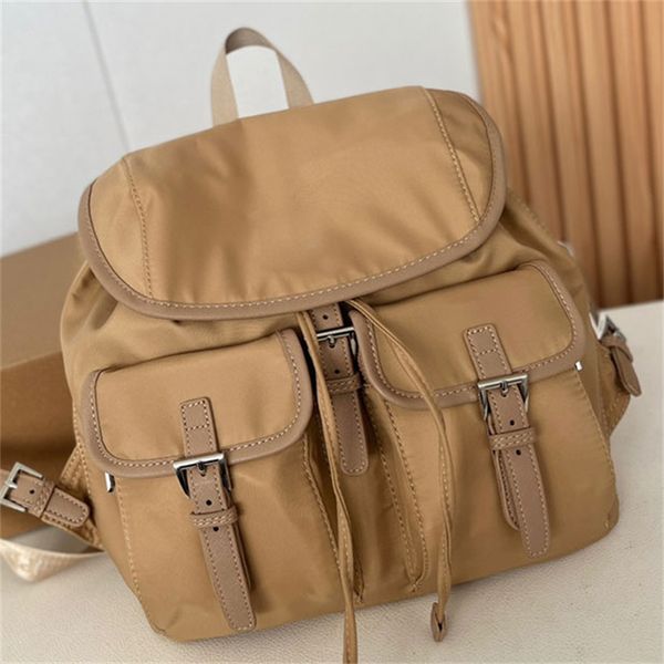 Re-Nylon Medium Backpack Saffiano Details Sacs d'école Designer Cordon de fermeture Rabat Refroidisseur Femmes Hommes Sacs à dos Style Métal Matériel Sacs à main