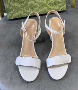 Nieuwe 2023 lederen hiel dames sandalen slippers ontwerper modemerk dames buckle rubber muilezels zomer strand dames schoenen hakken