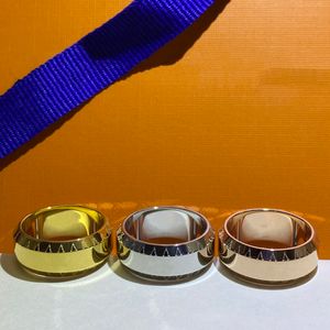 Nieuw 2023 Luxury merk liefde ring dames paar ringen heren mode neutraal gesneden email juwelen accessoires eerste keuze voor bijeenkomsten