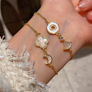 Nouveau 2023 Vans de luxe Bracelets Designer Bracelet Colver Bijoux Chaînes plaquées or 18 carats Métal Cleefly Charme pour les filles Fête de Noël Cadeau de vacances