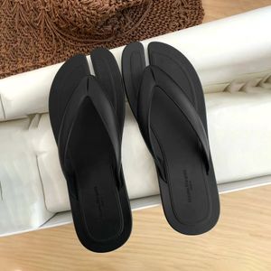 Nouveau 2023 Maisons Tongs Plage Piscine Mode Designer Sandale Tabi Pantoufles Confort d'été Femmes Diapositives Plat Pantoufle Casual Chaussure Hommes Margiela Sandale Sliders Box