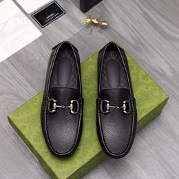Nieuwe 2023 Mens Casual Lofers Designer Moccasin Black Flats Mannelijk merk Ademend slip-on comfortabele kledingschoenen Maat 38-44