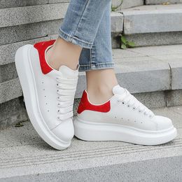 Nouveau 2023 chaussures décontractées surdimensionnées blanc noir en cuir véritable luxe velours daim pour hommes Espadrilles formateurs femmes appartements à lacets plate-forme baskets chaussure de planche