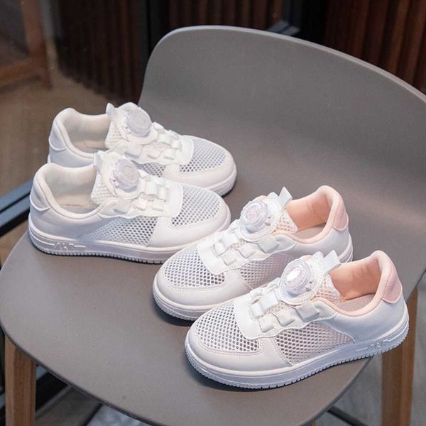 ¡Novedad de 2023! Zapatillas de deporte para niños con botones giratorios blancos pequeños de malla a la moda hueca cómoda de verano para niños y niñas