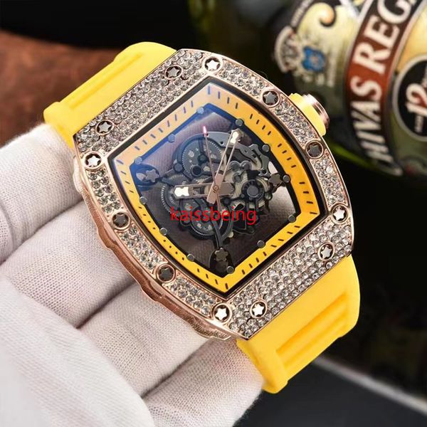Nouveau 2023 avec diamant montre pour hommes sport loisirs montre pour femme cadran évidé conception silicone montres à quartz ventes d'usine