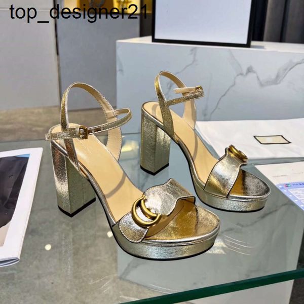 Nuevo 2023SS Mujeres Diseñador Bloque Talón Sandalias GU Cuña Plataforma Sandalias Piel de oveja Hebilla de metal Novia Brideman Zapatos de fiesta para mujer Tacones altos entrelazados