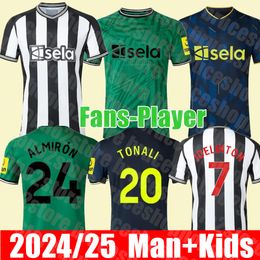 Nieuwe 2024 2025 Soccer Jerseys Kids Kit Newcastes voetbalshirt Training Uniteds doelman Home Away Third Set Fan Player -versie Bruno G. Wilson Saint Maximin