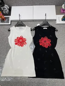 Nieuwe 2024 Designer Fashion Summer Red Flower Lady Elegant gebreide jurk Dames rond nek Sleevess pailletten borduurwerkjurken