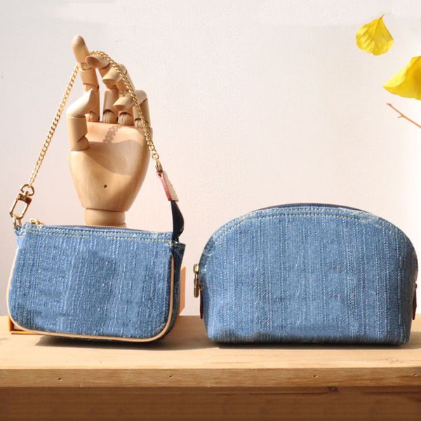 Nouveau 2024 Designer Pochette Denim Pochette Sac à main en toile de coton Rivets dorés Doublure textile lavable Ouverture zippée Sac cosmétique de mode