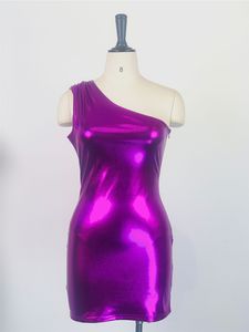 Nouveau 2024 Designer Robes sexy d'été femmes sans manches robe d'épaule inclinée brillante mini robe extensible Y2K Street Club Wear vêtements en gros 9758