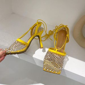 Nouveau 2024 Haute qualité Été Creux Cristal Maille Sandales Pour Femmes Bout Carré Piste Parti Diamant Mode Stiletto Sandales taille 35-42