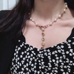 Nouveau cadeau de collier de pendentif 2024, Collier de perle aquatique Collier classique Collier de tournesol Bijoux Pendant pour femmes