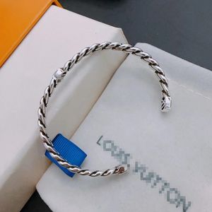 Nieuwe 2024 roestvrijstalen mode -sieraden mannen en vrouwelijke armbanden houden van armband bruiloft verlovingsschroef armband