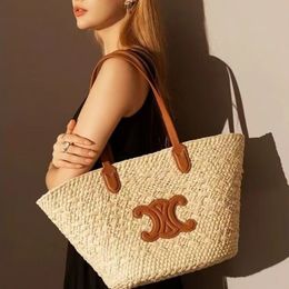 Nueva bolsa tejida vintage francesa 2024 con una gran capacidad de la mano de la mano de las explosiones de la playa de la playa de los hombros.