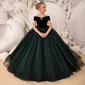 Nieuwe 2024 fluwelen tule baljurk bloemenmeisjesjurken voor bruiloften feest peuter meisje elegant off shoulder tule met kralen gezwollen eerste heilige communiejurken voor meisjes