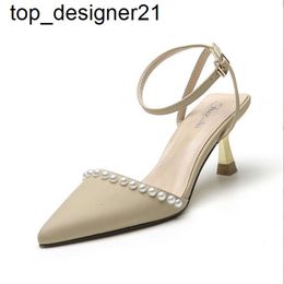 Nuevo 2024ss zapatos franceses de tacón alto para mujer, zapatos de mujer de marca de moda con punta de aguja blanca perla de viento dulce de verano