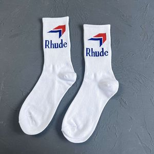 Nouveau 22SS Spring and Summer Rhude Red and Blue Arrow Letters Cotton Fashion Sports Middle Tube Socks Mens and Womens Fashion Choques